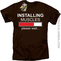 Installing muscles please wait... - Koszulka męska brąz